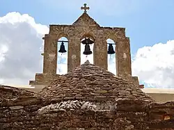 Glockenträger hinter dem nordöstlichen Anbau
