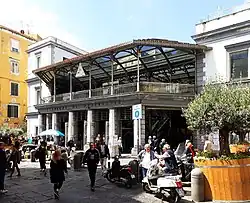 Der Bahnhof Montesanto von EAV, Endstation der Bahnstrecken Cumana (Linie 4) und Circumflegrea (Linie 5)