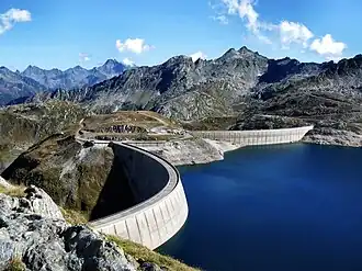 Damm des Naret-Stausees