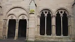 Eingang und südliche Westarkaden des Paradieses