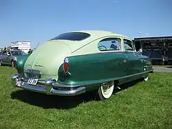 1951 Nash Ambassador Airflyte, Rückleuchten nicht mehr in Fahrzeugmitte, sondern in kleine Heckflossen