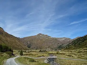 Blick über das Nassfeld auf den spitzen Gipfel des Kolmkarspitzes in der Bildmitte