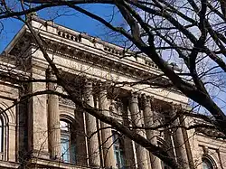 Säulen und Reliefs mit Giebel