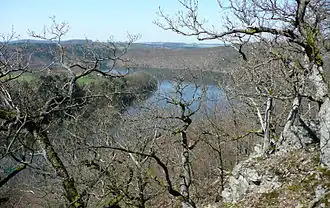 Am Anstieg zur Hünselburg von Süden mit dem Edersee im Hintergrund