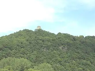 Mittlerer Teil mit zwei der größeren Felsen im NSG und im Hintergrund das Kaiser-Wilhelm-Denkmal