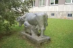 Denkmalgeschützte Natursteinplastik "Kuh und Kalb" (1964) von Alfred Kurz, Alszeile 118.