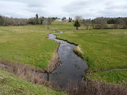 Der Nauzon, Grenzfluss zwischen Saint-Mathieu (links) und Champniers-Reilhac (rechts)