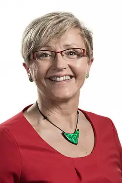 Porträtfoto einer Frau mit lachendem in die Kamera gerichteten Blick