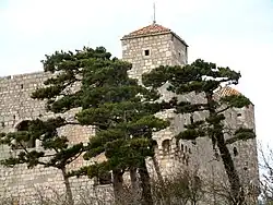 Eingang zum Hauptgebäude und Turm