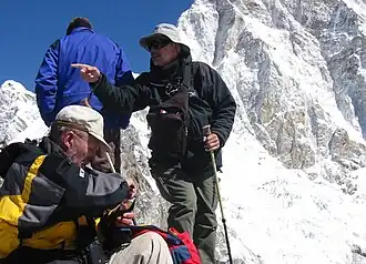 Hochgebirgswanderer auf dem Gipfel des Kala Patthar (5.545 m) vor dem Hintergrund des Pumori. Nach rechts hat man einen guten Ausblick auf den Mt. Everest