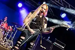 Sängerin und Gitarristin Prika Amaral