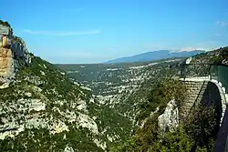 Die Gorges de la Nesque. Im Hintergrund der Mont Ventoux