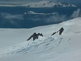 Nestinari-Nunatakker mit Half Moon Island und Greenwich Island im Hintergrund