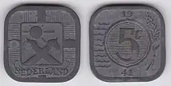 Zwei graue quadratische Münzen nebeneinander, links ist eine Sonne über zwei Steckenpferden abgebildet, darunter steht NEDERLAND. Rechts ist ein Kreis, darin steht 5 c, über dem Kreis 19 und darunter 41