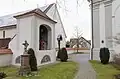 Ölbergkapelle mit Beinhaus, Kreuz und Grabstein