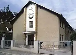 Zu den sieben Raben: Blick auf die neuapostolische Kirche