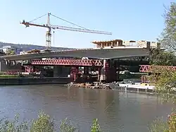 Erster Bauabschnitt mit abgesenktem Traggerüst, Oktober 2011