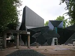 Die Neue Mainzer Synagoge einen Monat vor Abschluss der Bauarbeiten. Im Vordergrund restaurierte Säulenreste der 1938 niedergebrannten Hauptsynagoge