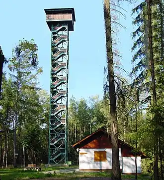 Die neue Waldenfelswarte neben einer Schutzhütte des FGV auf dem Kohlberg