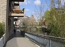 Auf der Plagwitzer Seite der Weißen Elster (im Hintergrund die Karlbrücke)