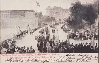 Festzug auf dem Schlossplatz, 1902. Links: Neues Schloss mit falsch aufgestellten Standbildern.