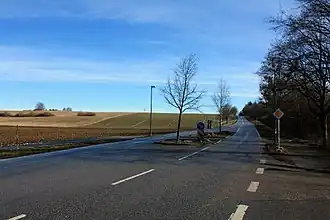 Kreisstraße EBE 5 von Neufarn aus, über den Berg führend, links der höchste Punkt