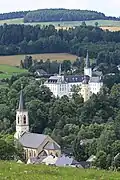Ansicht vom Hang des Schwartenberges mit der Neuhausener Stadtkirche im Vordergrund