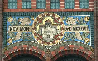 Über der Eingangsloggia Mitte: Gründungsjahr des Stifts Novum Monasterium – 1127