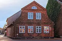 Ehemals Fürstlicher Hof einer landwirt­schaftlichen Anlage. Heute nutzen die Volkshochschule und das Stadtarchiv diese Räume.