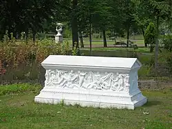 Kopie des Orestsarkophags – aufgestellt in Nähe der Orangerie