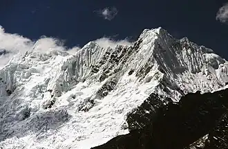 Nevado Sacsarayoc mit Pumasillo ganz links