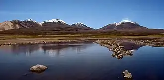 Lago Chungará, dahinter die Quimsachata-Vulkangruppe: Humarata, Acotango, Capurata (Mitte). Ganz rechts der Guallatiri.