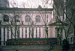 Südwest-Rückseite der New York Public Library, davor der Bryant Park Grill (1996)