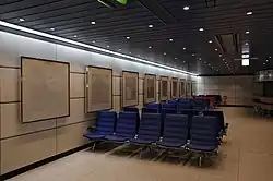 Beleuchtung und Stühle im Wartesaal vor der Renovierung (Juli 2008)