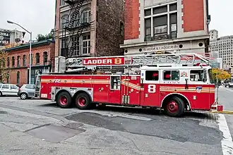 Ladder 8 vor dem Hook & Ladder Company 8 Firehouse ist eine „100-foot rearmount ladder“