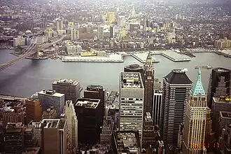 Aus WTC 2 (1994): Rechts der Bildmitte 28 Liberty Street, 70 Pine, 60 Wall, 40 Wall, 32 Old Slip