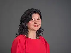 Portrait von Nezaket Ekici vor grauem Hintergrund