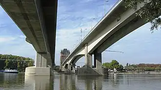 Die zwei Brücken mit Blick auf den Turm (2014)