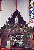 Lourdes-Grotte in der Kirche