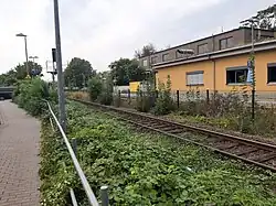 Sicht auf den Bahnhof in Nieder-Olm nahe des Bahnüberganges auf Seite von Gleise 2