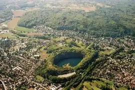 Nördliche Schiefergneiszone des Frankenstein-Komplexes: Nieder-Ramstadt mit Wingertsberg-Steinbruch im Vordergrund. Oben im Bild: Kirchberg-Lindenberg-Rücken nördlich Trautheims.