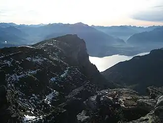 Niederhorn aus Nordost gesehen mit Thunersee und Niesen gegenüber