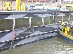 Nach Anbringen von Stahltrossen unter dem Rumpf der Pure-Liner 2 konnten die Schwimmkräne HEBO-Lift 6 und HEBO-Lift 7 den Havaristen gemeinsam anheben; links daneben das Mehrzweckschiff HEBO-Cat 15.