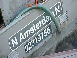 Die gehobene Pure-Liner 2 an den Haken der Schwimmkräne HEBO-Lift 6 und HEBO-Lift 7 und beim Auspumpen.