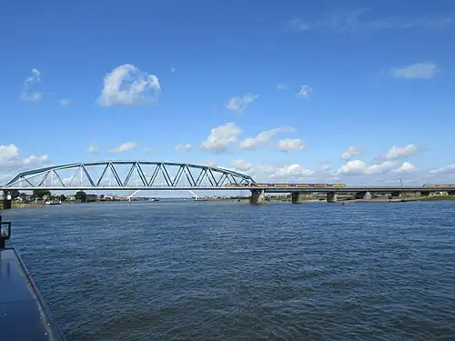 Zusätzliches Fachwerk an der Ostseite der Eisenbahnbrücke