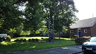 Eine Plastik auf dem Platz vor der Kirche