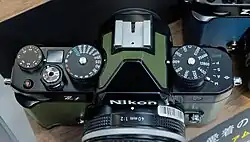 Eine Kamera mit klassischen Drehknöpfen