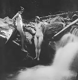 Nina Hard und Erna Schilling, badend im Suzibachtobel, 1921