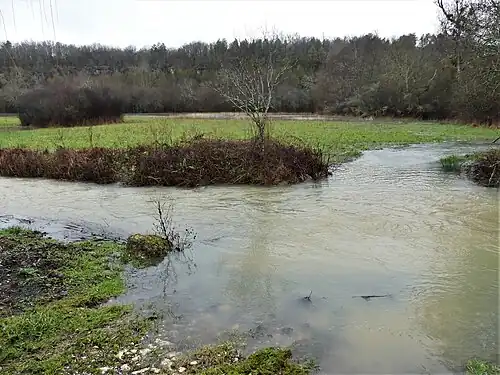 Frühjahrsüberschwemmung im Februar 2021, im Hintergrund die Steilwände des Angoumiens