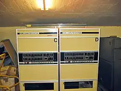 Auf dem Bild sind zwei NORD-10 Systeme zu sehen, die in einem Raum stehen